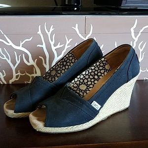 Tom's peeptoe wedges